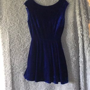 TOBi velvet open back dress with volume S/M